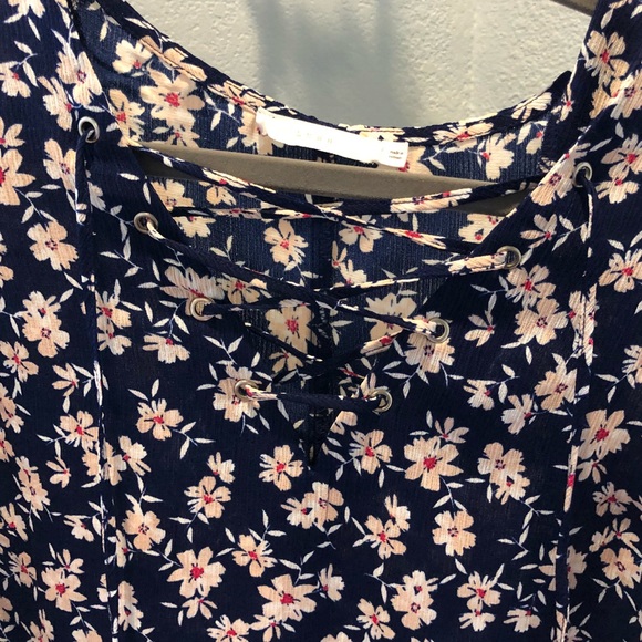 Floral boutique style bell sleeve top - Picture 3 of 6